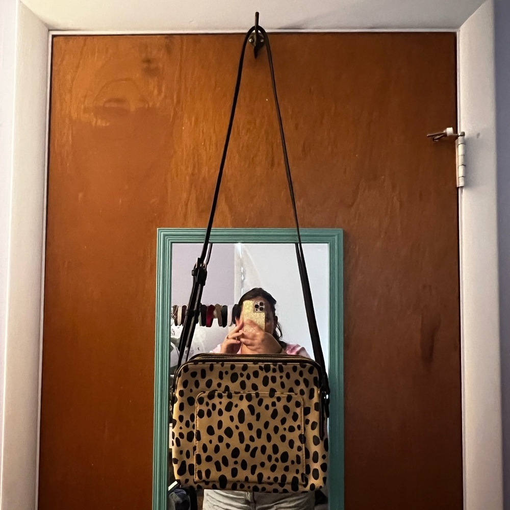 Universal thread leopard purse